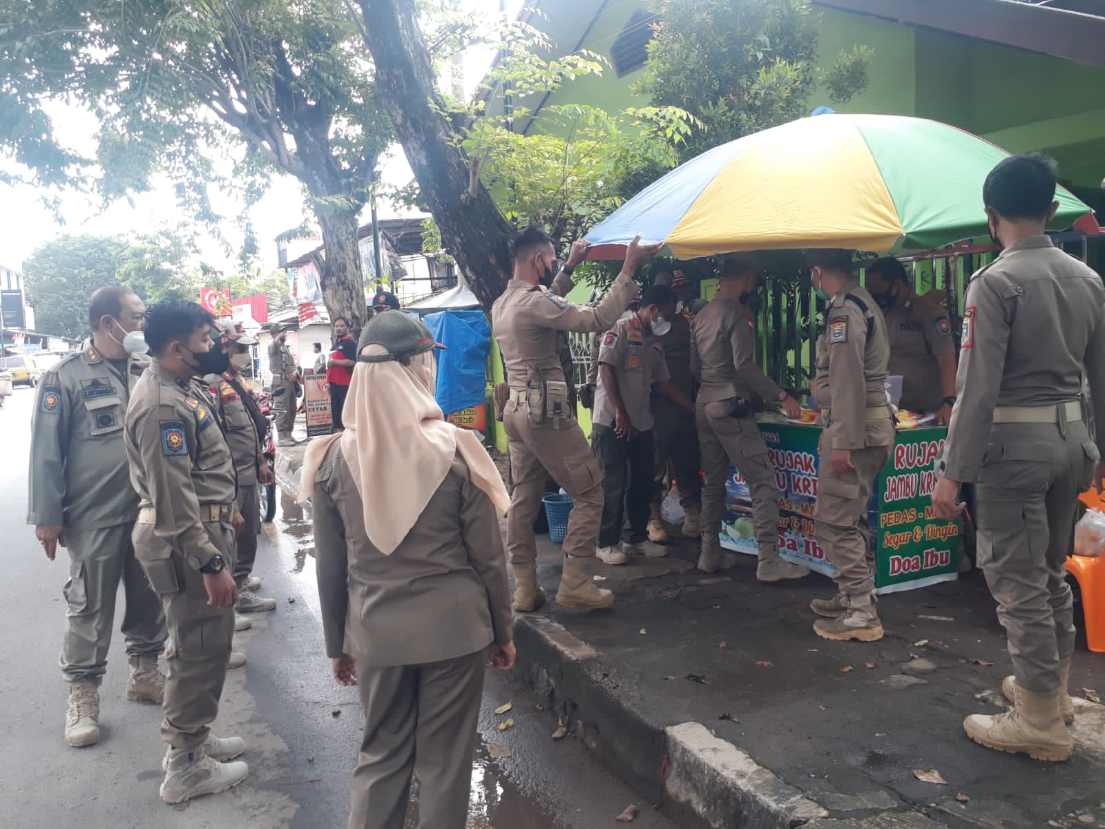 Pol PP Metro Tertibkan Pedagang di Trotoar