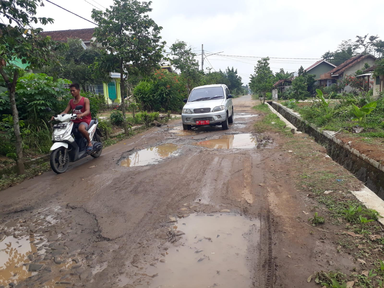 Jalan Murai Rusak Parah, Warga Pertanyakan Program Walikota Metro