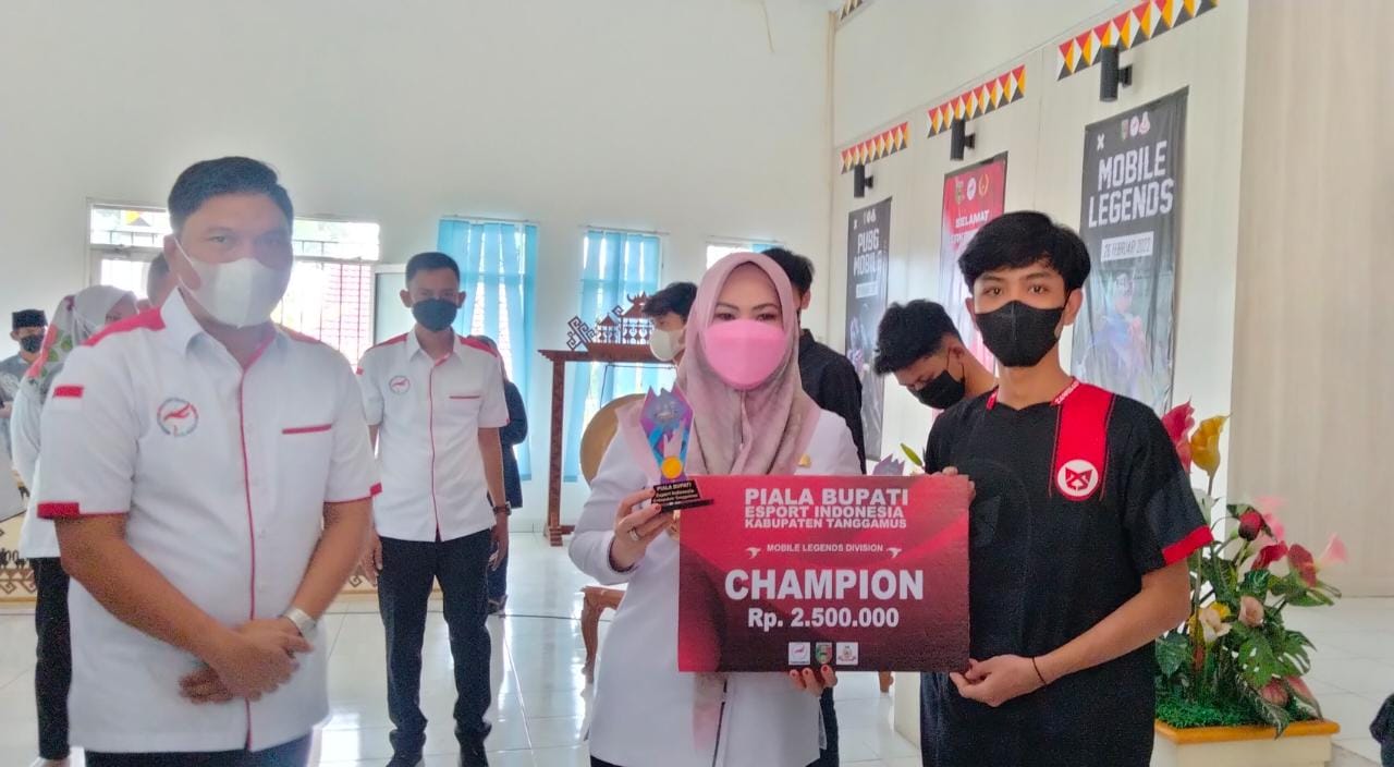 Bupati Tanggamus Hj. Dewi Handajani Tutup Tournament E – Sport Indonesia