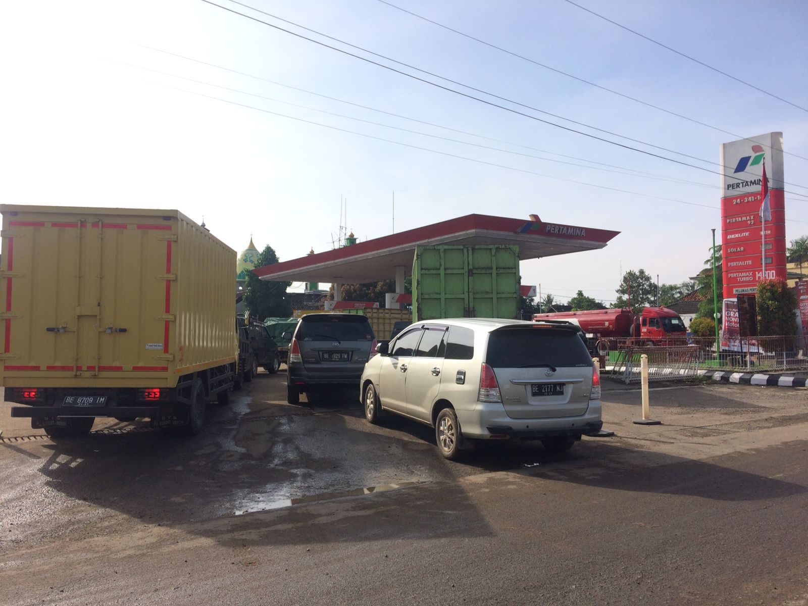 Langka, Puluhan Pengendara Rela Antre Berjam-jam Demi Dapatkan Solar