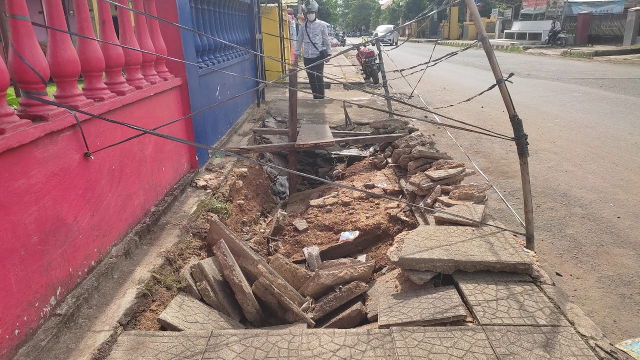 Hampir 1 Bulan Ambruk, Trotoar Pada Kawasan Pendidikan Belum di Perbaiki