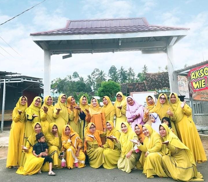 Ibu-Ibu Komplek di Pekon Argopeni bersama Partai Golkar Bagikan Ratusan Takzil