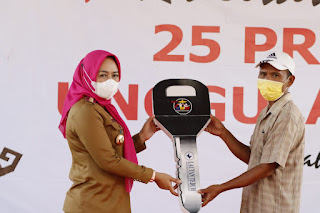 Winarti Kucurkan Bantuan Dana Rp340 Juta dan 6 Motor di Kecamatan Penawar Aji