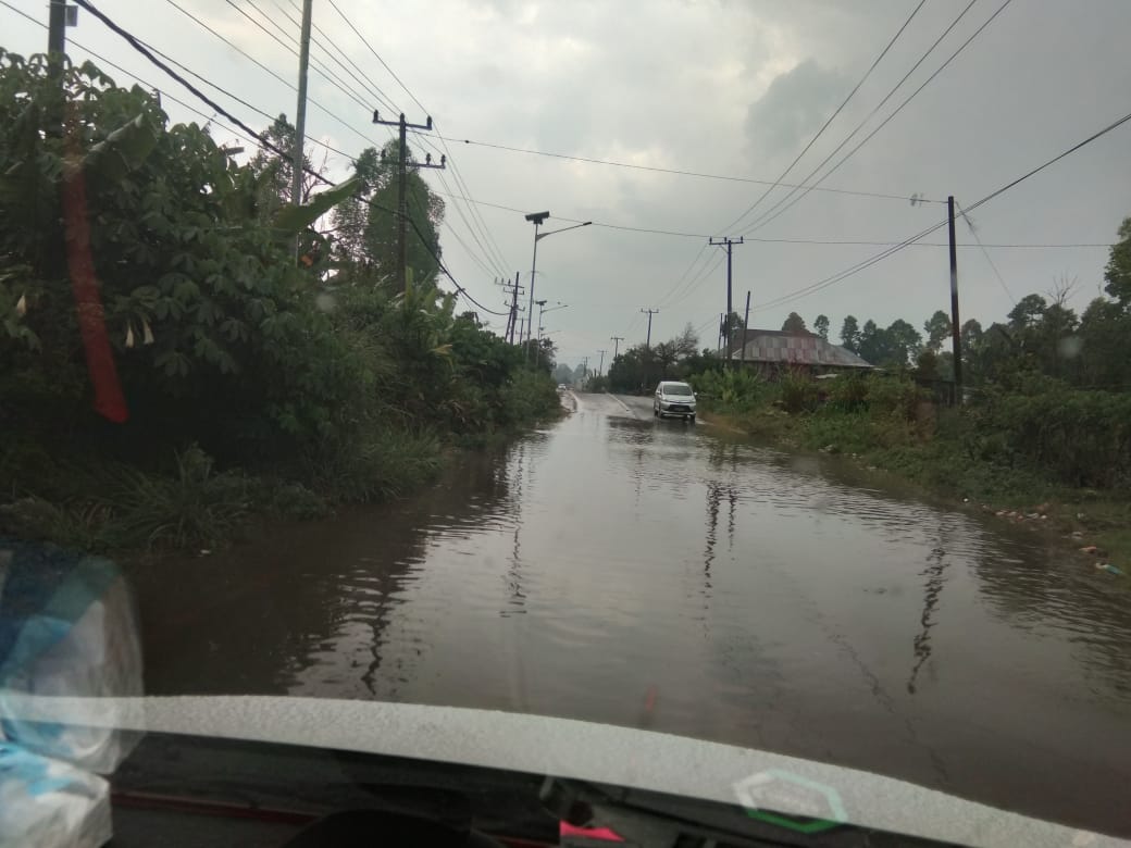 Kerap Banjir Saat Hujan, Warga 	Harap Jalan Lintas Nasional Diperbaiki