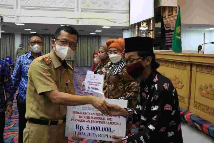 Dewan Pengurus KORPRI Provinsi Lampung Serahkan Santunan dan Piagam untuk Anggota