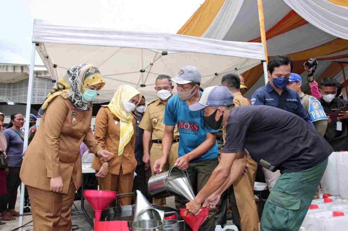 Wagub Chusnunia Lakukan Pelepasan Minyak Goreng dan Buka Pasar Murah Bersubsidi di Tubaba