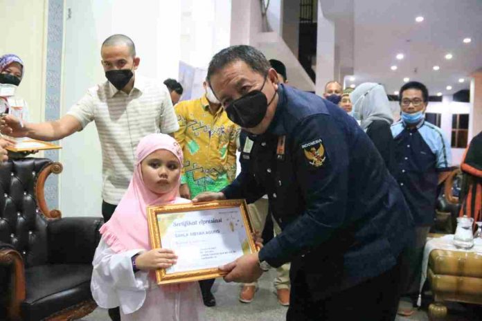 Gubernur Arinal Djunaidi Serahkan Hadiah Lomba Adzan Dan Tahfidz Quran ...