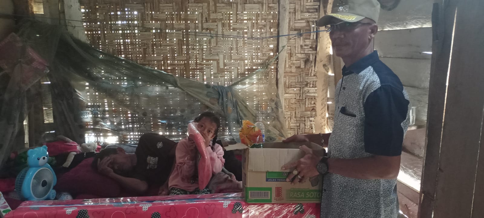 Kakam Ujung Gunung Ilir Bagikan Sembako dan Perabot Rumah Tangga Kepada Warga