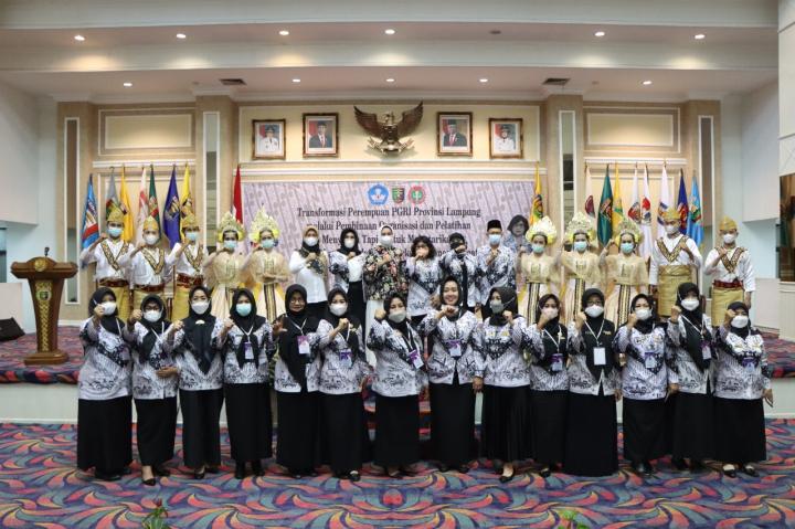 Riana Sari Arinal Meninjau Pelatihan Menapis Untuk para Guru Perempuan PGRI Provinsi Lampung