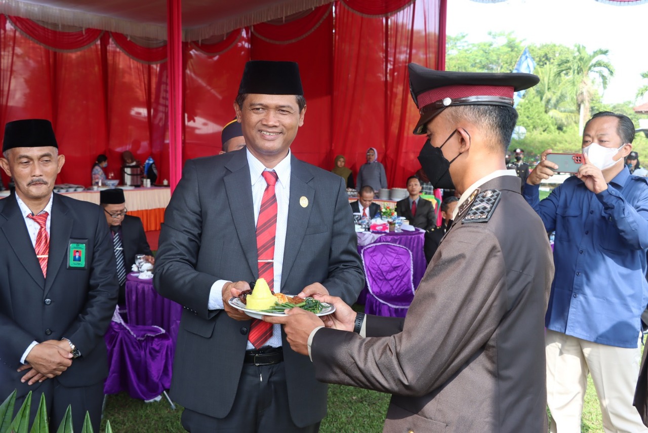 Dua Personel Berprestasi Polres Tuba Mendapat Nasi Tumpeng Di Acara Syukuran HUT Bhayangkara Ke-76