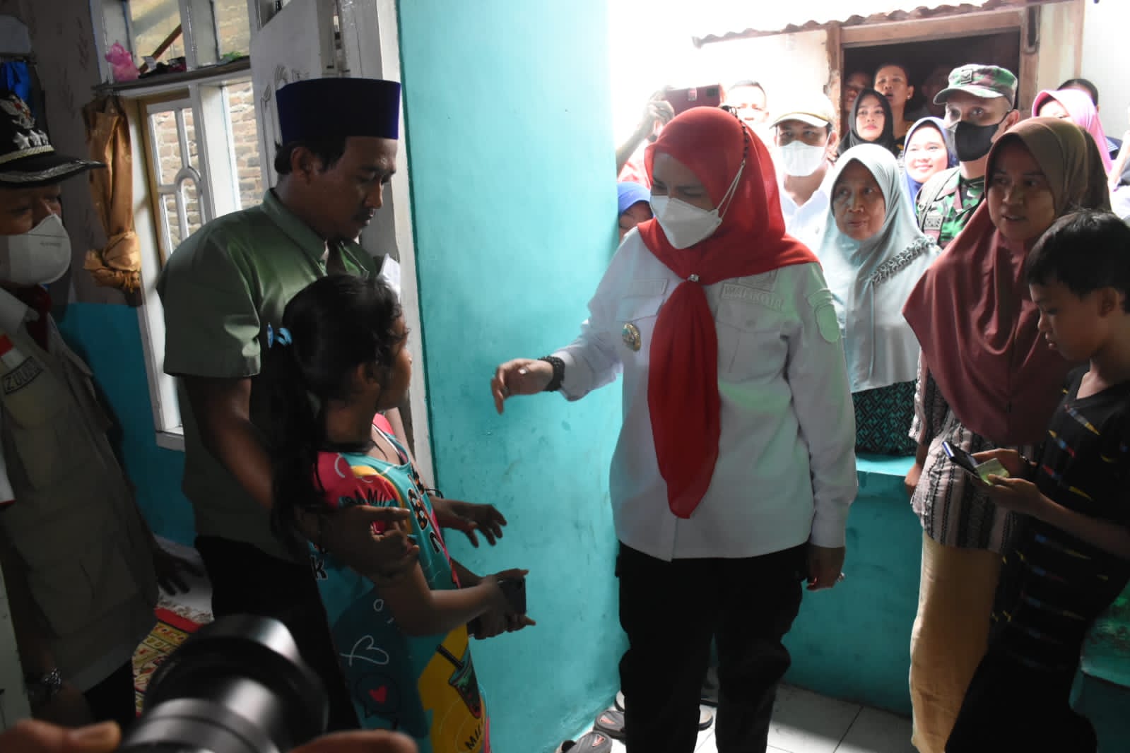 Kunjungi Rumah Korban Kebakaran, Walikota Eva Dwiana Berikan Bantuan