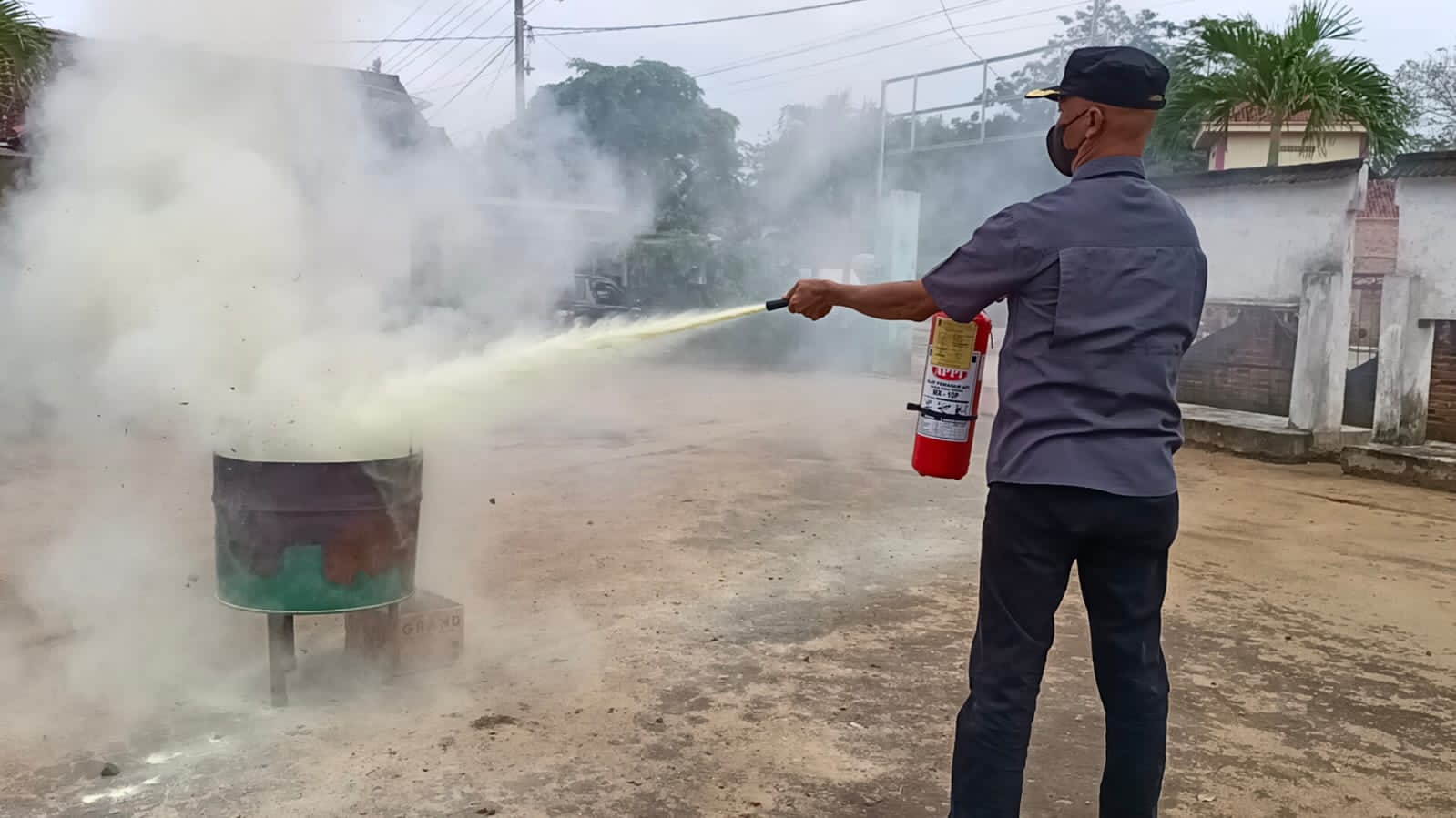 Kepala Kampung Ujung Gunung Ilir (UGI) Gelar Kegiatan Cara Padamkan Si Jago Merah