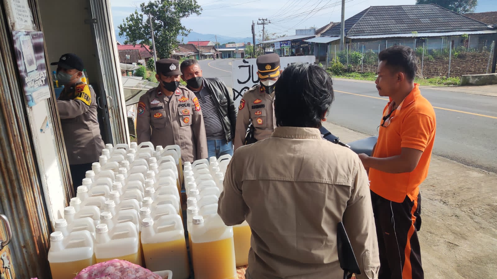 Harga Minyak Goreng Masih Tinggi, Polres Lampung Barat Lakukan Pulbaket