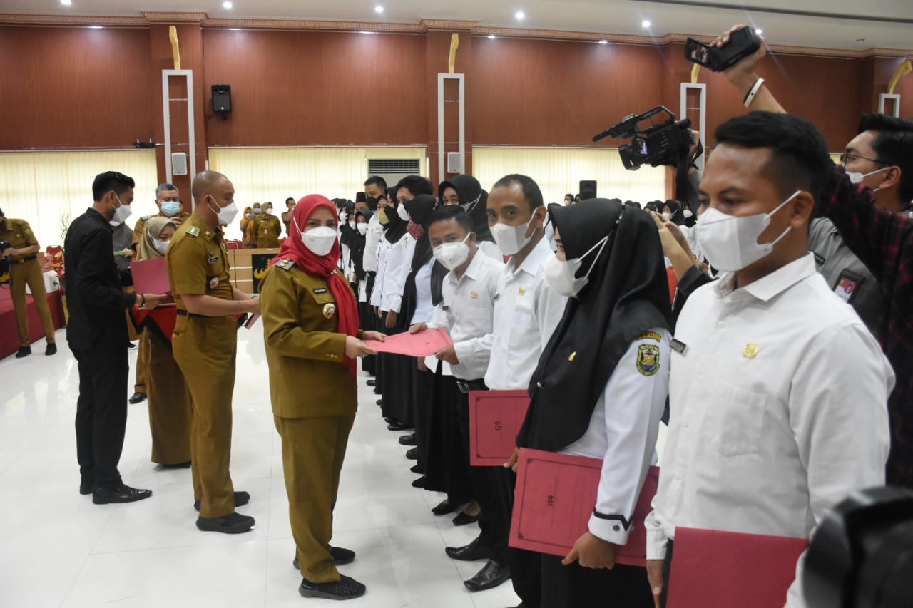 Walikota Eva Dwiana Serahkan SK Kepada 1.166 PPPK Farmasi Guru 2021