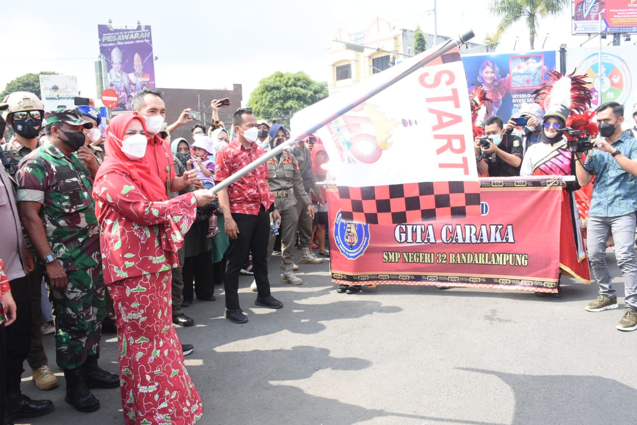 Walikota Eva Dwiana Buka Festival Mobil Hias dan Parade Budaya Nusantara dalam rangka HUT Kota Bandar Lampung