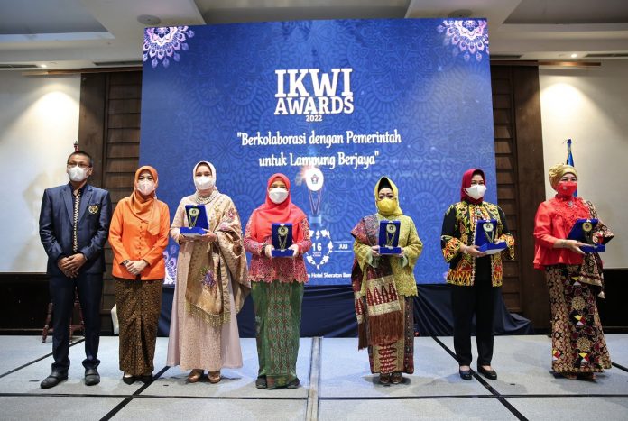 Tujuh tokoh perempuan Lampung menerima IKWI (Ikatan Keluarga Wartawan Indonesia) Award 2022