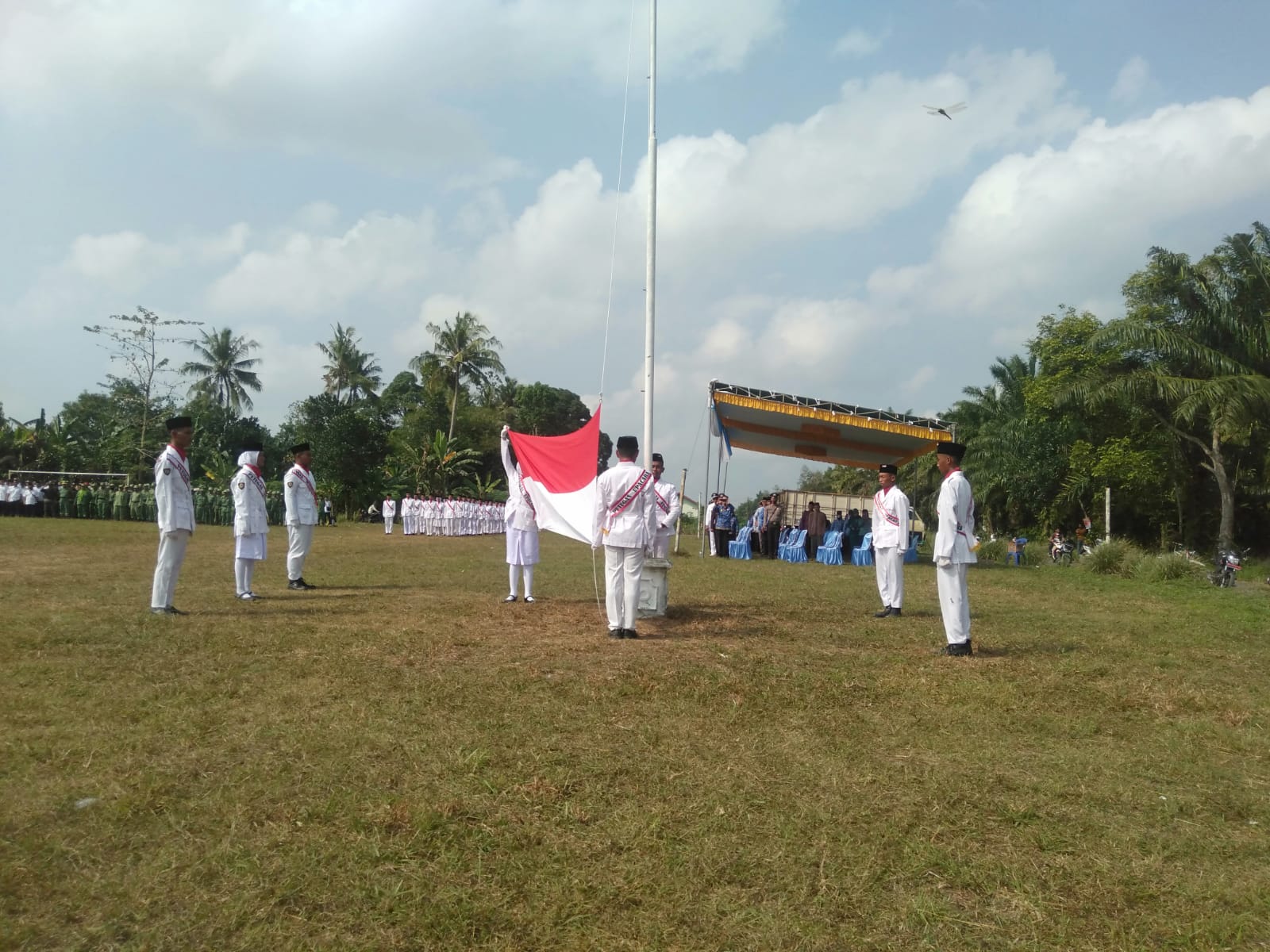 Antusias Warga Kecamatan Buminabung Ikut Upacara Bendera Merah Putih