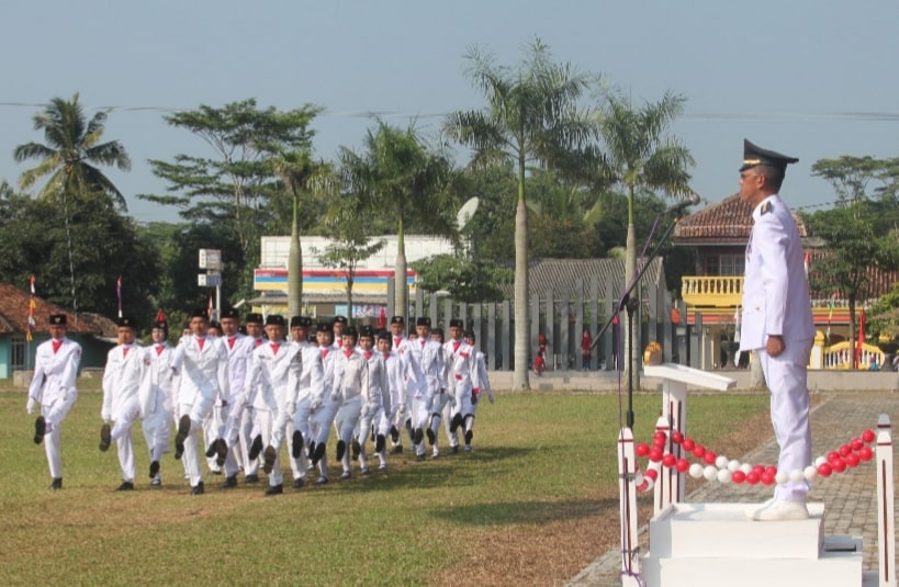 Camat Iwan Setiawan Pimpin Upacara Detik Proklamasi HUT RI Ke-77 Tulang Bawang Udik