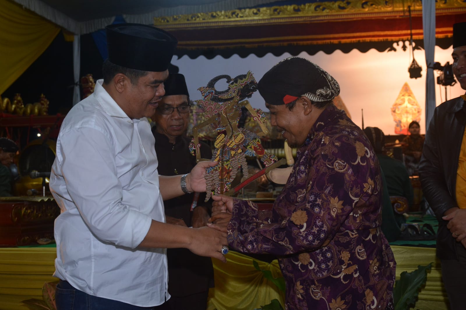 Bupati Musa Ahmad Menghadiri Acara Wayangan Semalam Suntuk
