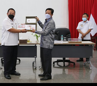 Gubernur Lampung Arinal Menjadi Orang Pertama yang Menerima Tujuh Pecahan Uang Rupiah Kertas Tahun Emisi 2022