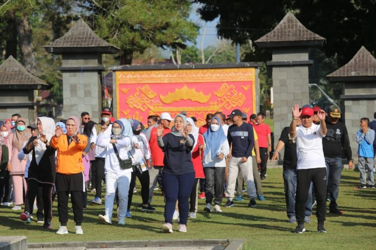 Wagub Lampung Senam bersama Jajaran Pemkab Lampung Barat