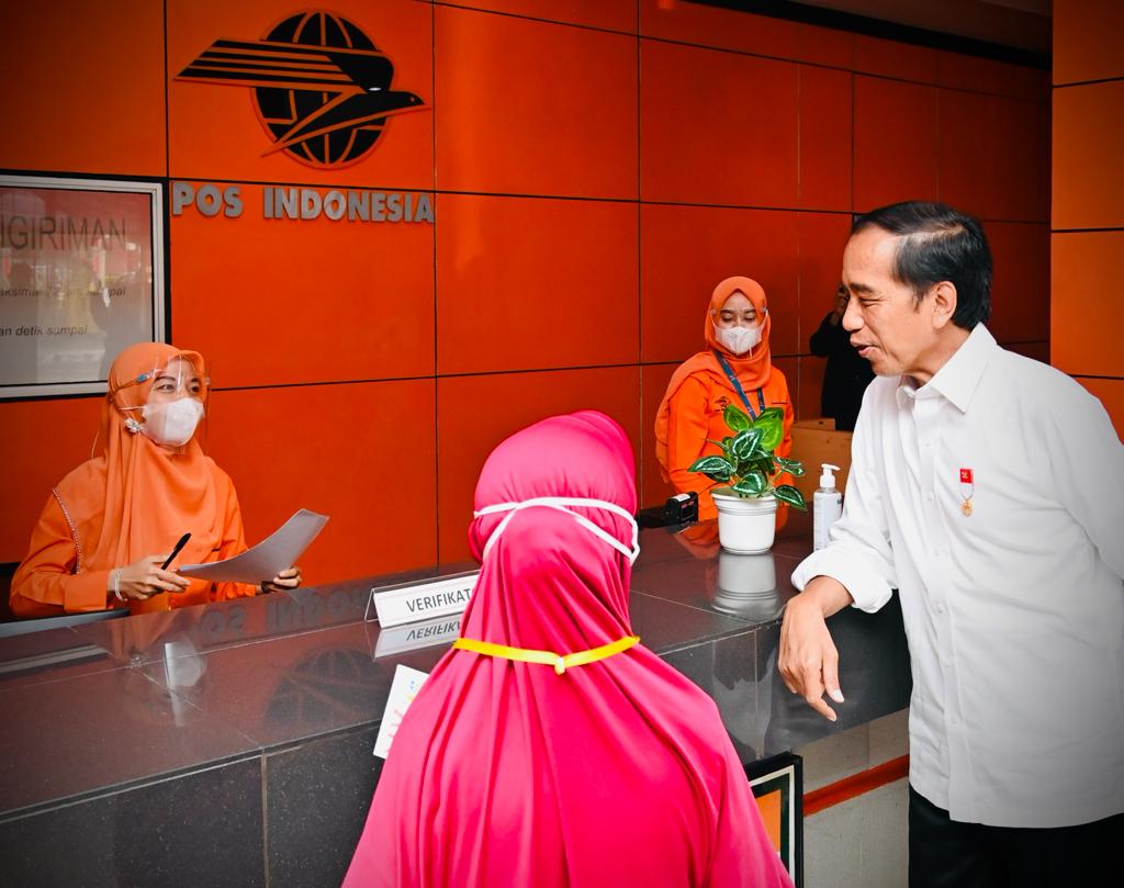 Presiden Jokowi Tinjau Pembagian BLT BBM di Bandar Lampung