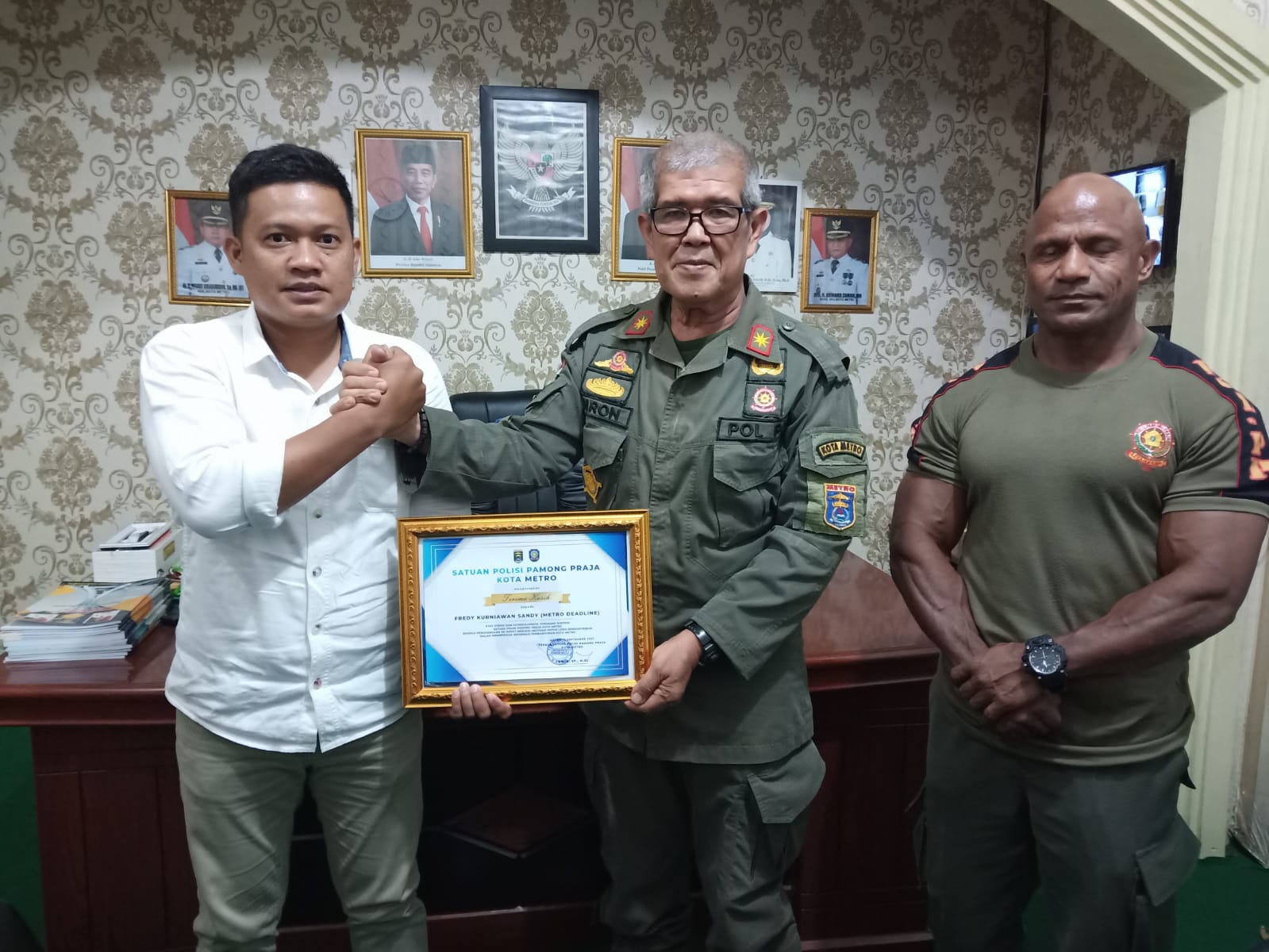 Kasat Pol-PP Kota Metro Berikan Penghargaan Kepada Salah Satu Jurnalis PWI