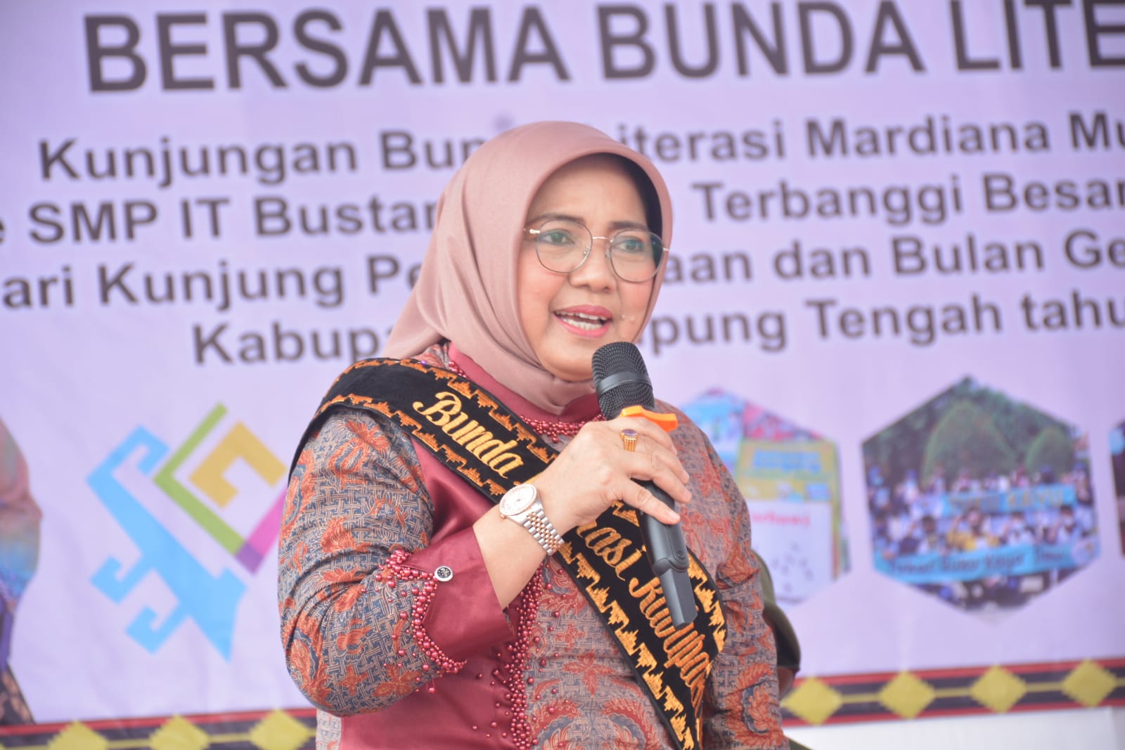 Bunda Literasi Mardiana Musa Ahmad melakukan Kunjungan ke SMP IT Bustanul Ulum Terbanggi Besar