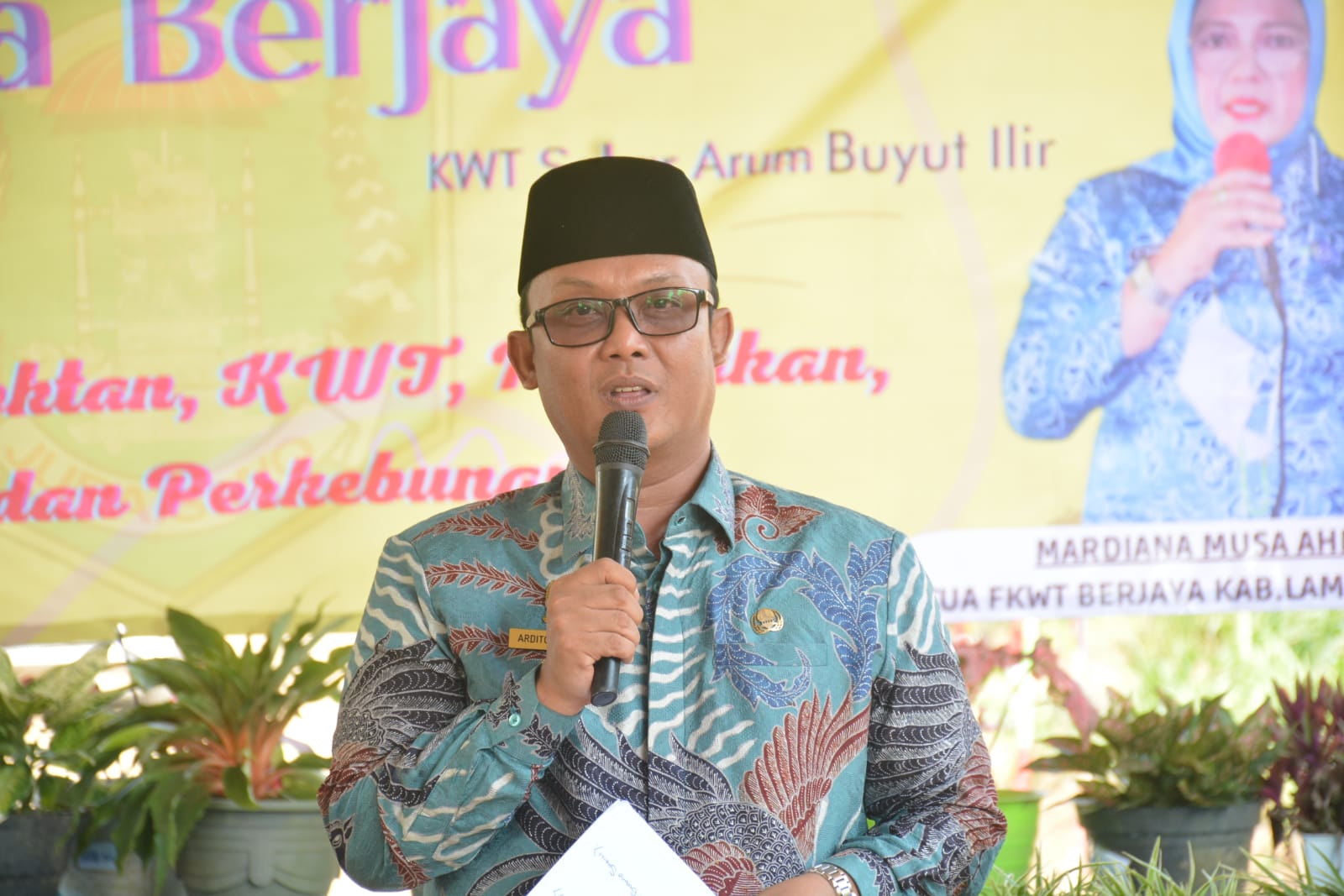 Wabup Lamteng, Serahkan Bantuan Kepada Petani Kampung Buyut Ilir