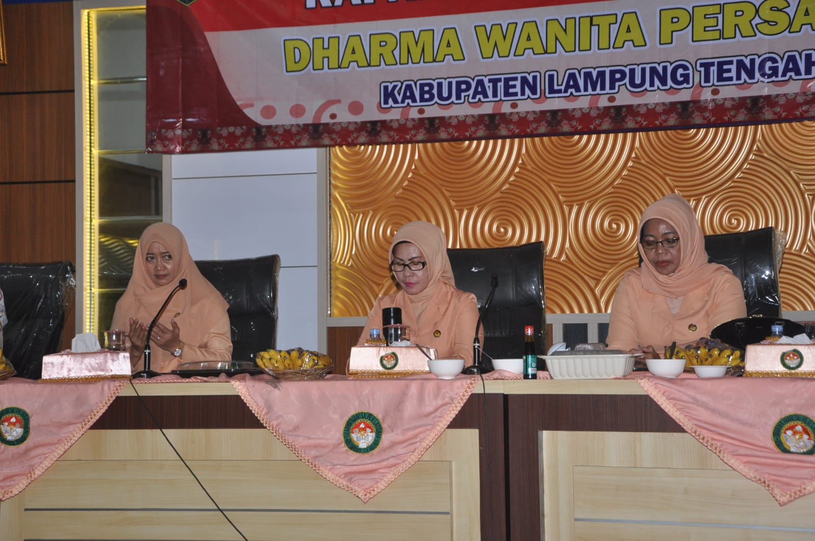 Ketua Dharma Wanita Persatuan Kabupaten Lamteng Membuka Rakor Triwulan IV