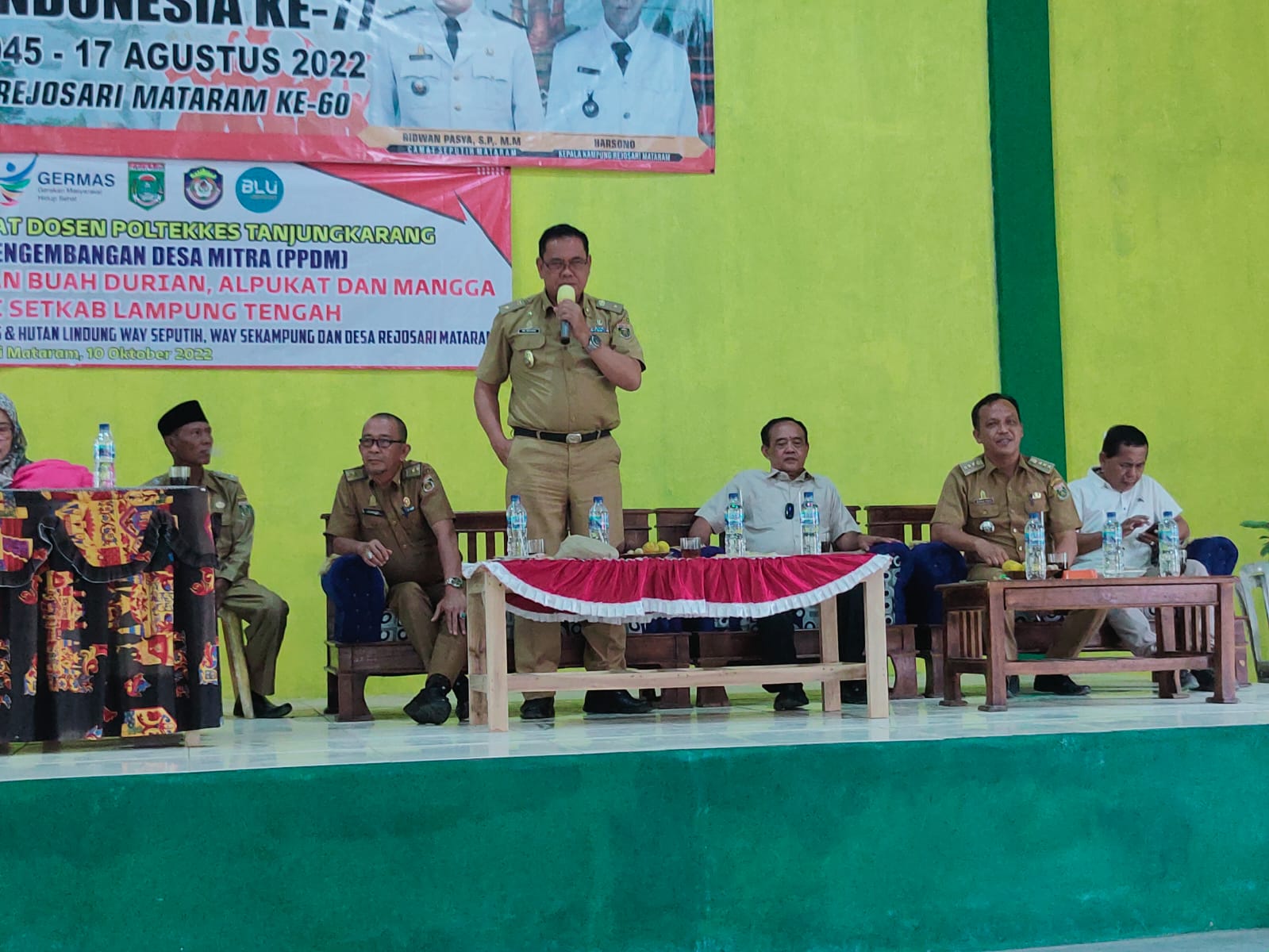 Asisten Pemerintahan dan Kesra bersama Poltekkes Bandar Lampung serahkan bantuan Bibit Tanaman Buah
