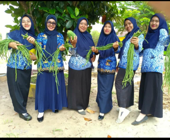 Kepsek SDN-01 Sriwijaya ajak Guru dan Siswa Mengelola Tanaman Toga