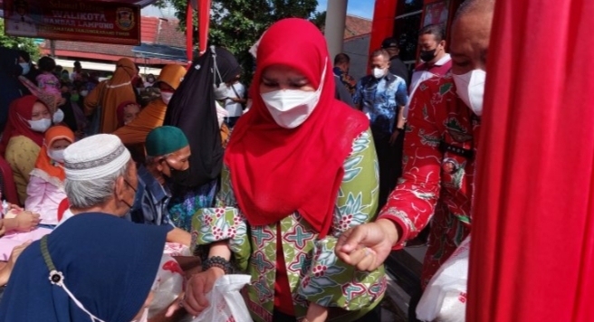 Dampak Kenaikan BBM, Walikota Eva Dwiana Bagikan Ribuan Karung Beras ke Masyarakat Bandar Lampung