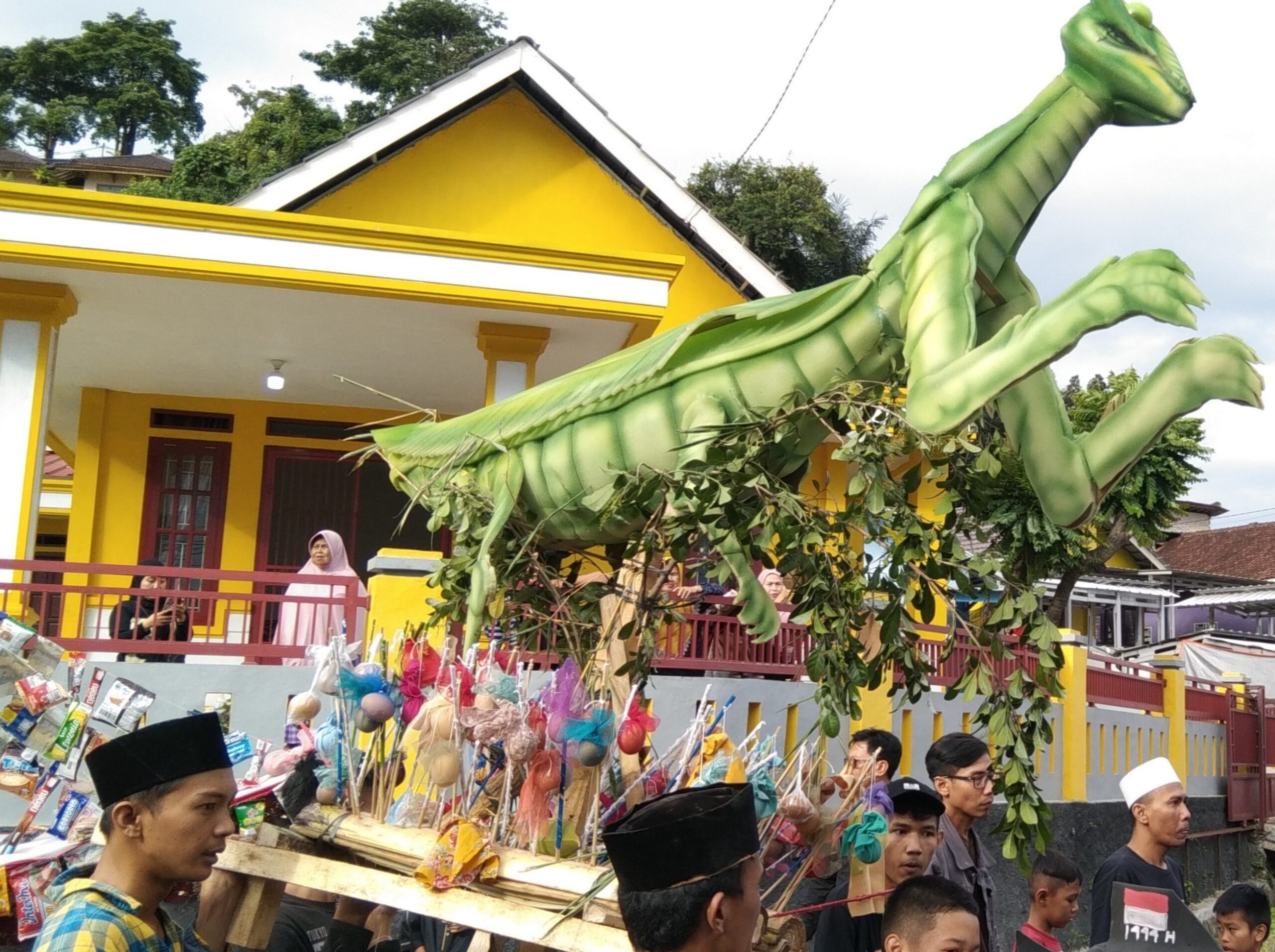 Unik, Peringatan Maulid Nabi Warga Kelurahan Kebon Jeruk Arak Telur Hias