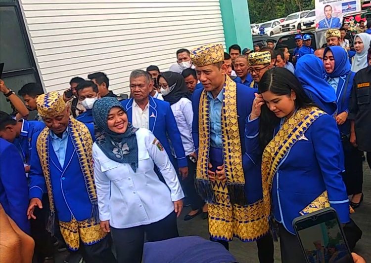 Gunakan Pakaian Adat Lampung AHY Disambut Wagub Lampung dan Ratusan Kader Demokrat di Balai Krakatau