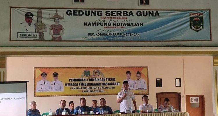 Ketua DPD LMP Lamteng, Andi Satria memberikan Pembinaan dan Bimtek di Balai Kampung Kotagajah, Kecamatan Kotagajah, Selasa (17/1)