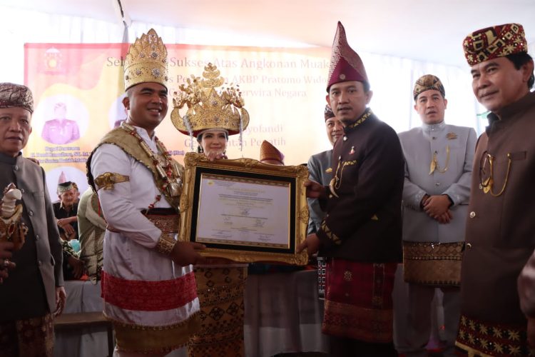 Kapolres Pesawaran AKBP Pratomo Widodo Terima Gelar Adat Lampung Suntan Perwira Negara