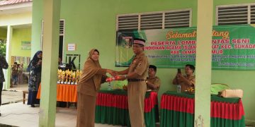 Purnabhakti, KKG.PAI Lamtim Berikan Cinderamata Kepada Drs. Suroto