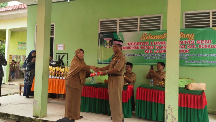 Purnabhakti, KKG.PAI Lamtim Berikan Cinderamata Kepada Drs. Suroto