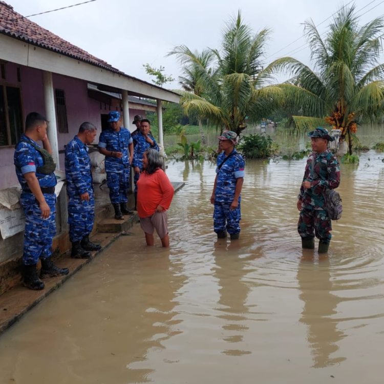 Danlanud BNY Kerahkan Tim Evakuasi,Bantu Korban Banjir.