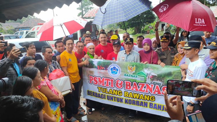 Peduli Korban Bencana Banjir Pj. Bupati Tuba Qudrotul Ikhwan MM bagikan Sembako. 