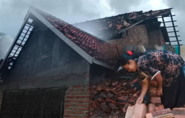 Angin Puting Beliung Rusak Belasan Rumah Warga Tiyuh Kartasari Tubaba