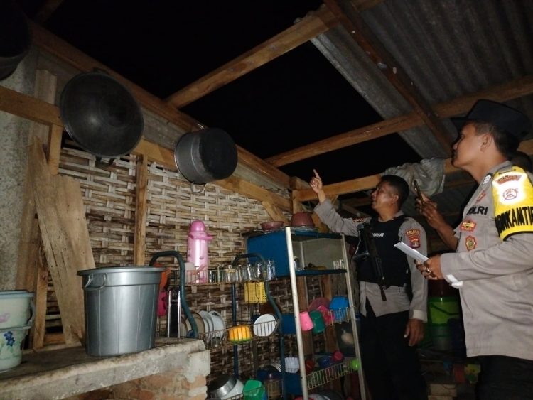 Bhabinkamtibmas Polsek Tumijajar Cek Kerusakan Rumah Warga Korban Puting Beliung