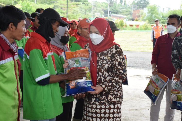 Walikota Eva Dwiana Serahkan Bantuan ke 722 Petugas Kebersihan