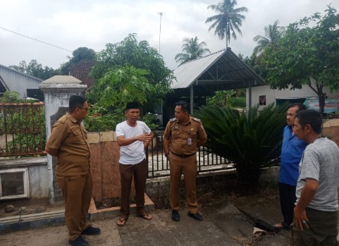 Kheriansyah Kabid Bina Marga Tuba Tinjau Lokasi Genangan Air Yang Dikeluhkan Masyarakat Gunung Sakti