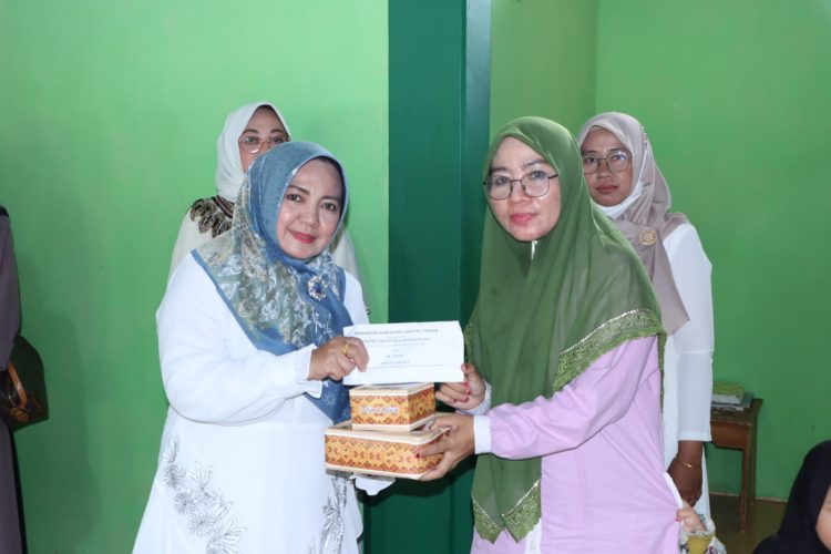 Ketua TP PKK Lampung Tengah Bagikan Paket Makanan di Dua Ponpes