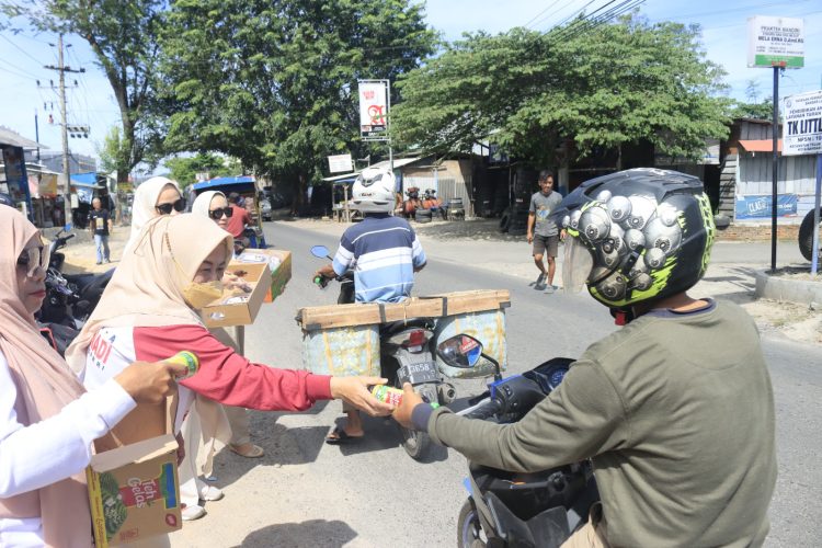 Gerindra Lampung Bagikan 1000 Takjil di Sejumlah Ruas Jalan