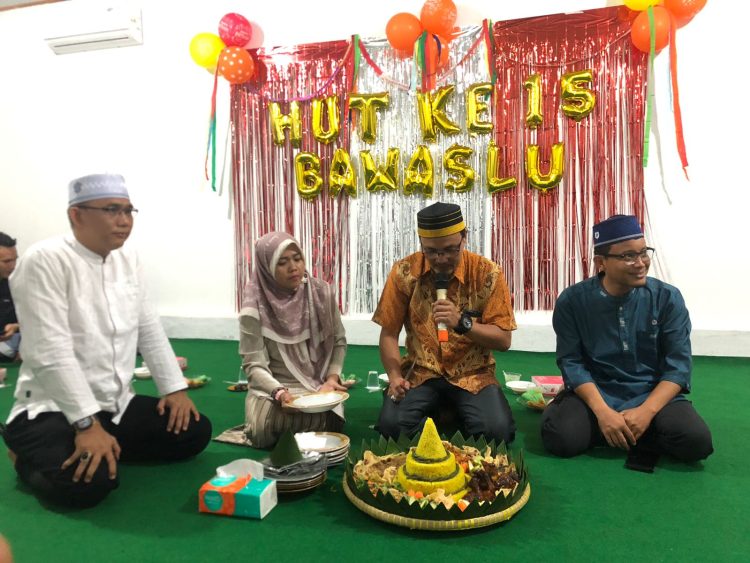 Peringati HUT Bawaslu RI ke-15, Ketua Bawaslu Tuba Berikan Santunan ke Anak Yatim