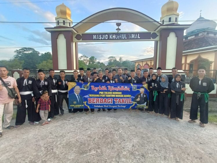 Ramadan Berkah, PWI Bersama PSHT Ranting Banjaragung Berbagi Takjil