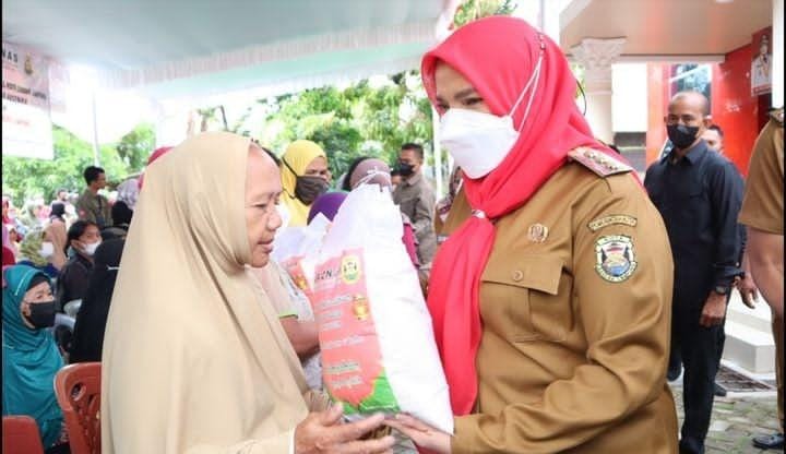 Eva Dwiana Bagikan ZIS ke Warga Kurang Mampu